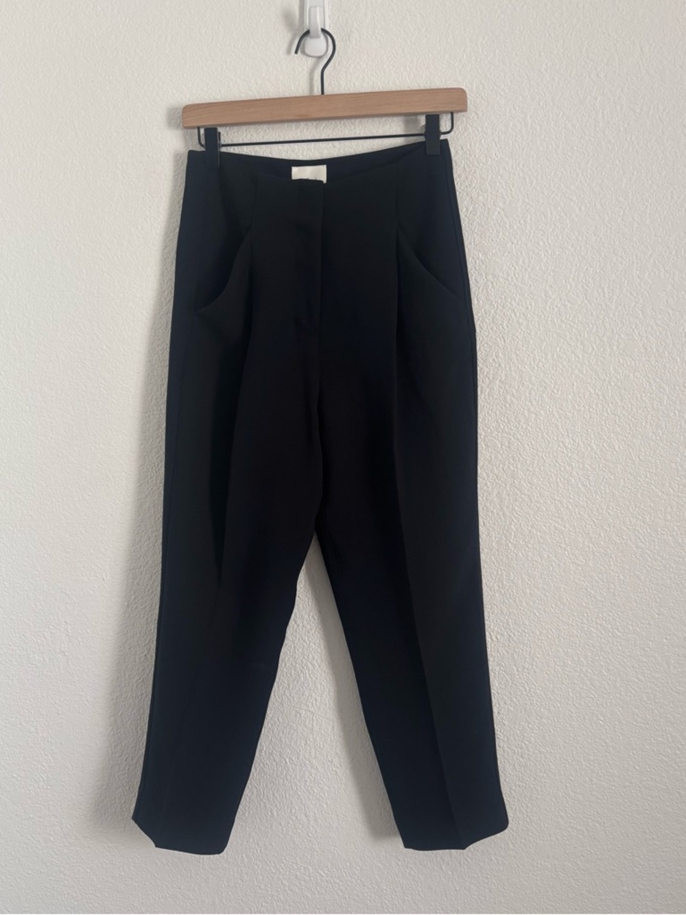 Wilfred Aritzia Women's Size 0 Black High Rise Pleated Cropped Pant